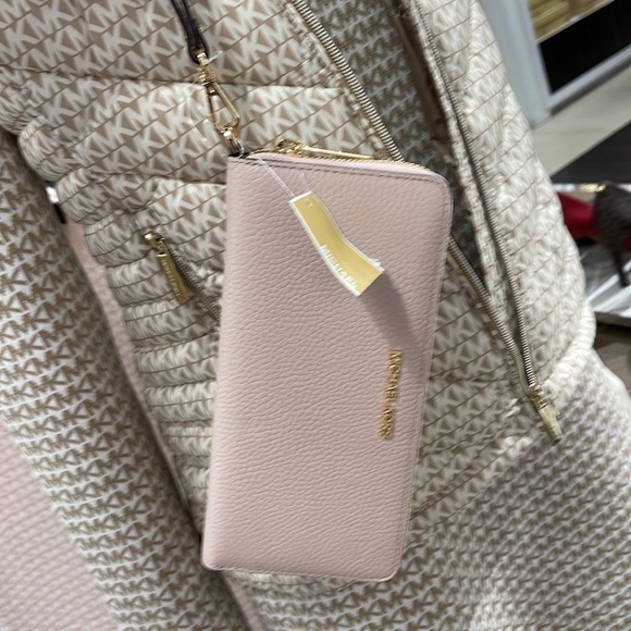 MICHAEL KORS LARGE TRAVEL CONTINENTAL WRISTLET WALLET PHONEHOLDER POWDER BLUSH - Picture 6 of 16